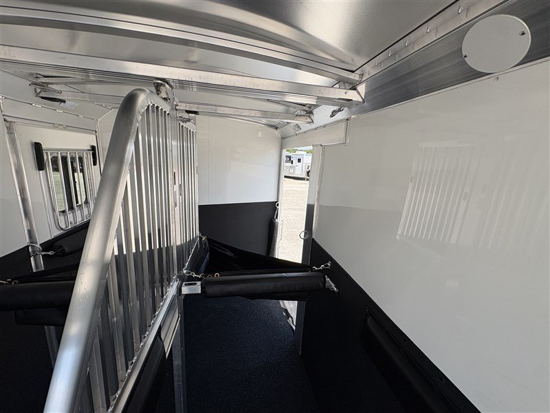 2027 4 Star 2H Straight Load + Side Ramp - Image 10