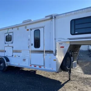 2002 Sundowner 2H Straight Load GN with 9′ Living Quarters