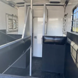 2002 Sundowner 2H Straight Load GN with 9′ Living Quarters