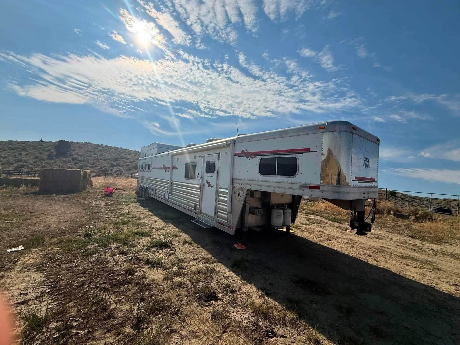 2008 Platinum 4-Horse Rear Load Trailer - Image 2