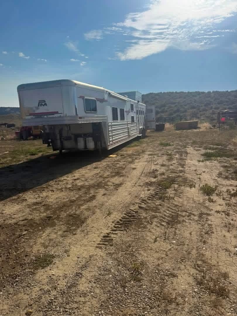 2008 Platinum 4-Horse Rear Load Trailer - Image 4