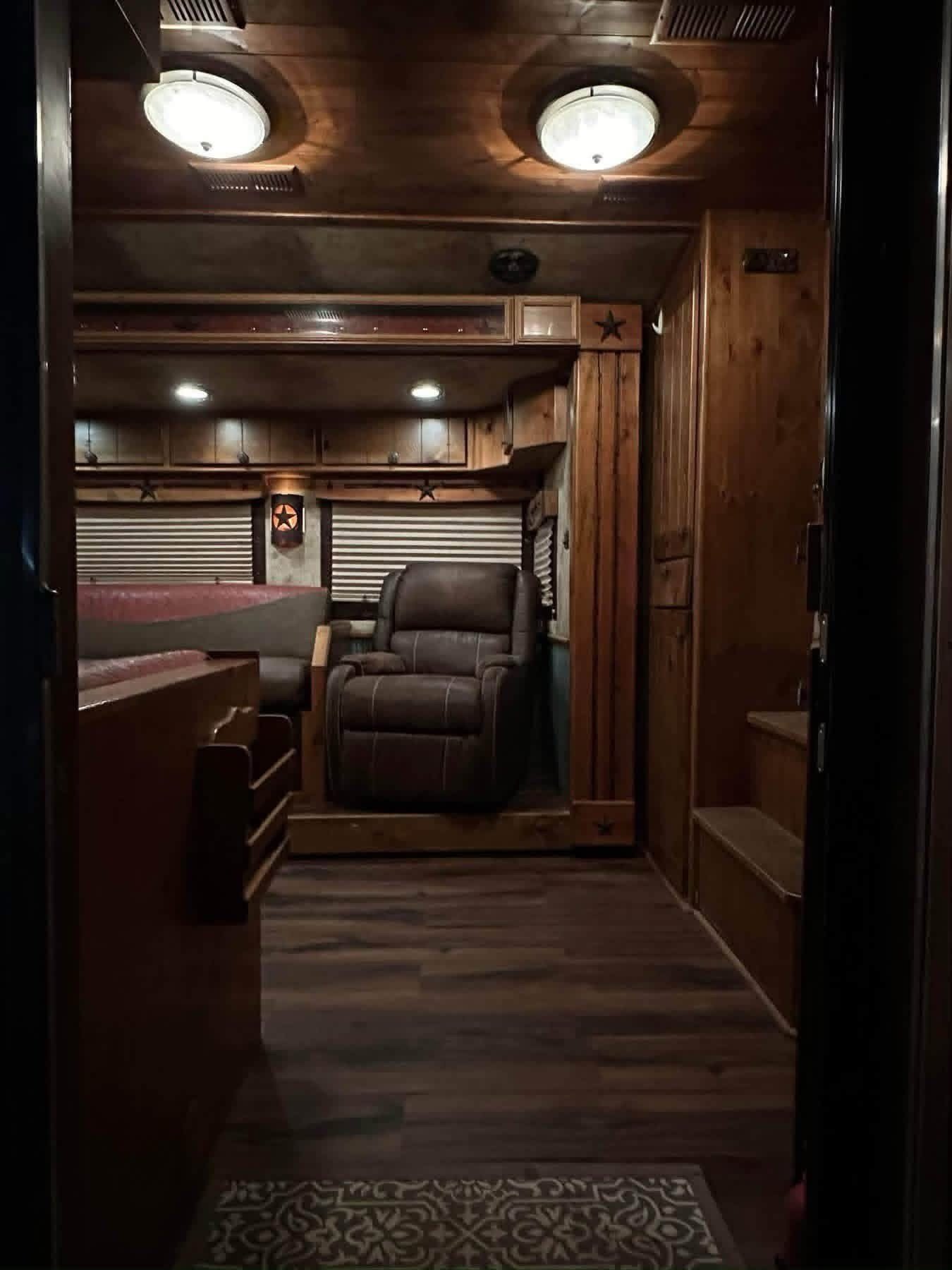 2008 Platinum 4-Horse Rear Load Trailer - Image 5