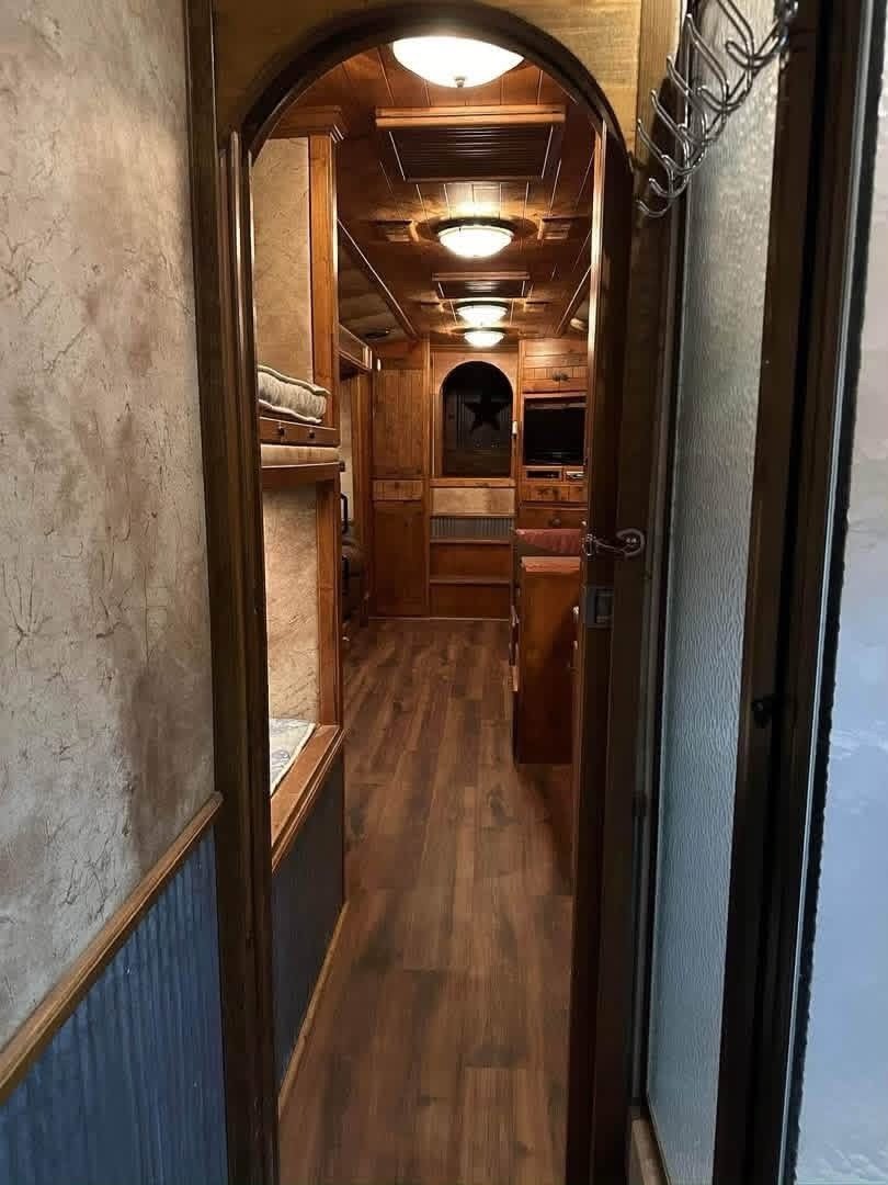 2008 Platinum 4-Horse Rear Load Trailer - Image 13