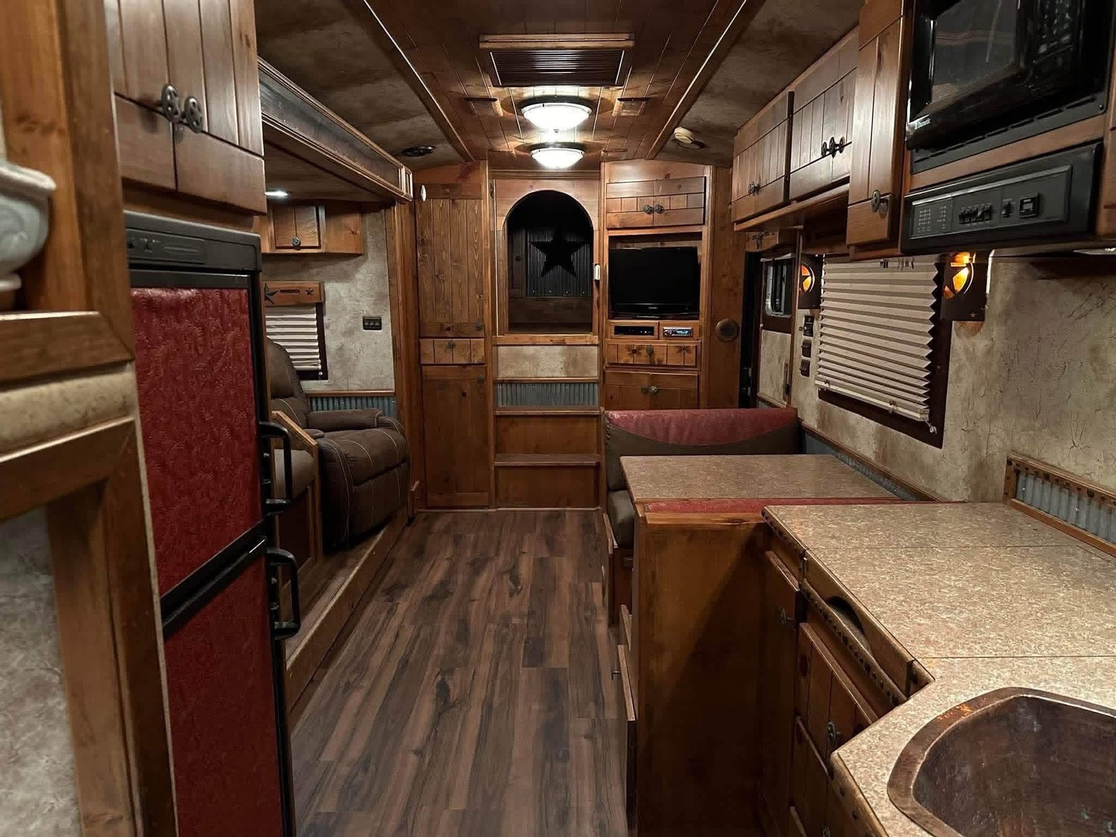 2008 Platinum 4-Horse Rear Load Trailer - Image 15
